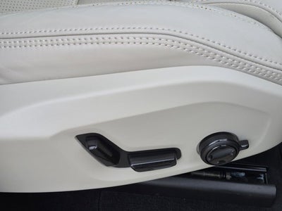 2023 Volvo XC60 Ultimate Bright Theme