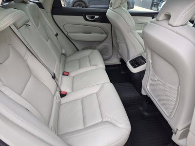 2023 Volvo XC60 Ultimate Bright Theme