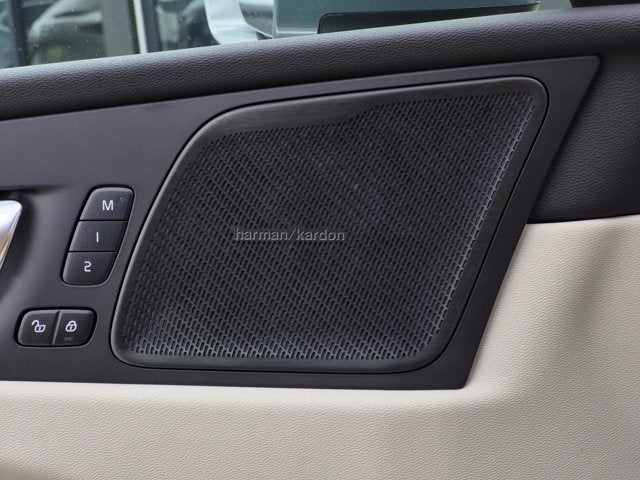 2023 Volvo XC60 Ultimate Bright Theme
