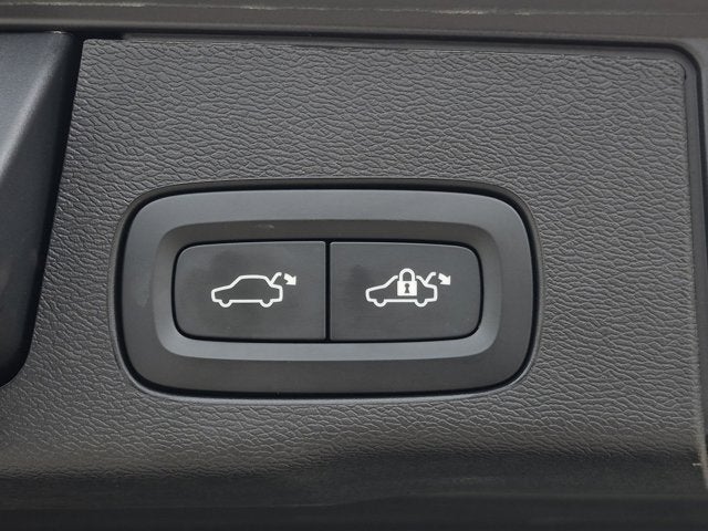 2023 Volvo XC60 Ultimate Bright Theme